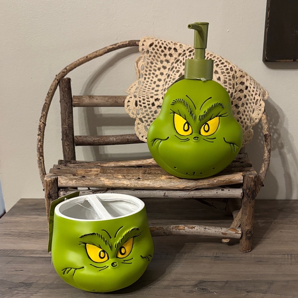 Dr. Seuss' The Grinch Shaped Face Soap Lotion Pump & Toothbrush Holder SET NEW